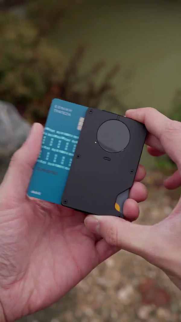 AirWallet Apple Find My wallet — holds cards and cash